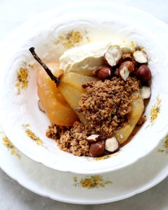 Warm baked pears with crumble, hazelnuts and cream